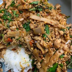 ข้าวราดกะเพราหมูสับหน่อไม้ดอง