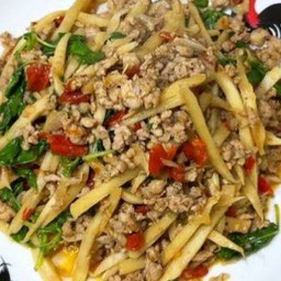 ข้าวกระเพราหมูสับหน่อไม้ดอง