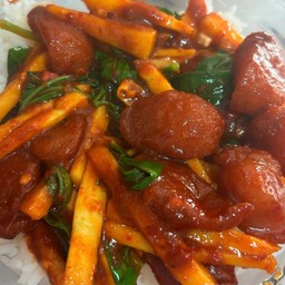 ข้าวราดกุนเชียงทอดผัดพริกแกงใส่หน่อไม้