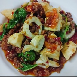 ข้าวกระเพราเนื้อสับหมึกไข่เค็ม