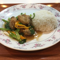 เนื้อปลากะพงผัดคึ่นฉ่ายราดข้าว