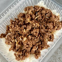 เนื้อกระเทียม  ราดข้าว