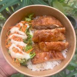 ข้าวไก่ทอดราดซอสน้ำปลา