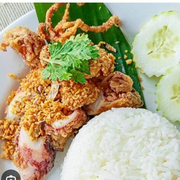 ข้าวปลาหมึกกระเทียม