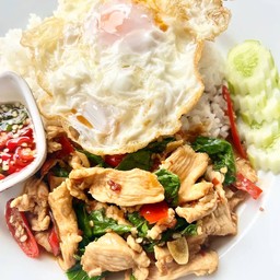 กระเพราไก่ไข่ดาว