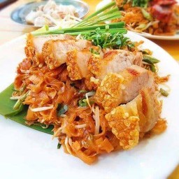 ผัดไทหมูกรอบ