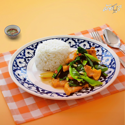 ผัดคะน้าหมูกรอบราดข้าว