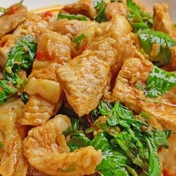 ข้าวราดหมูผัดใบโหระพา
