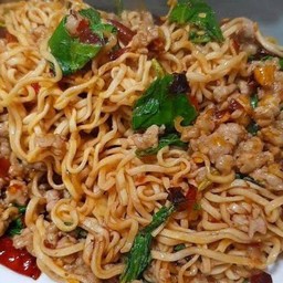 มาม่าผัดกะเพราหมูสับ