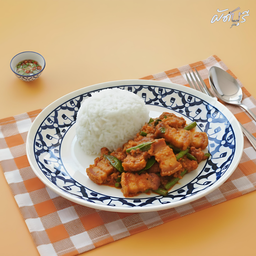 ผัดพริกแกงหมูกรอบราดข้าว