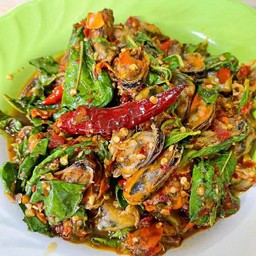 กะเพราหอย ราดข้าว