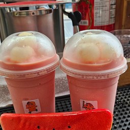 แตงโมนมสดโปะด้วยเนื้อลำไยเน้น 16Oz.