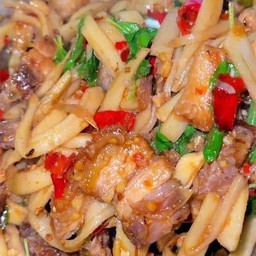 ผัดพริกหน่อไม้หมูกรอบเป็นกับข้าว