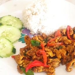 ข้าวผัดพริกแกงหมูชิ้น