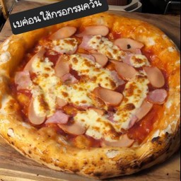 พิซซ่าเบค่อนใส้กรอกรมควัน