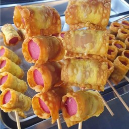 เกี๊ยวทอดไส้กรอก[คละสีไส้กรอก]