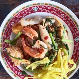 เส้นเล็กผัดแห้งย็นตาโฟทะเล+ลำใยแก้วโอ่ง