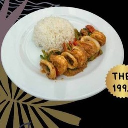 กุ้งผัดผงกะหรี่ราดข้าว