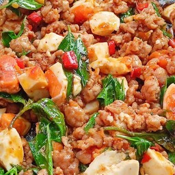 ข้าวกระเพราเนื้อสับไข่เค็ม