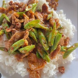 ข้าวราดผัดพริกแกงถั่วหมูสับ