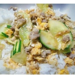 ข้าวราดแตงกวาผัดไข่หมูสับ