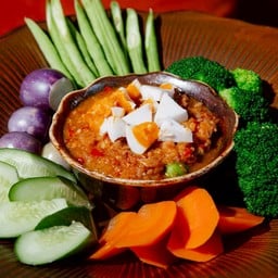 น้ำพริกลงเรือ เสิร์ฟพรอมผักเคียง