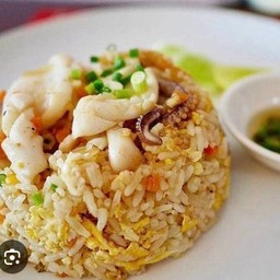 ข้าวผัดปลาหมึก