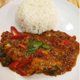 ผัดเครื่องแกงปลากระป๋องราดข้าว