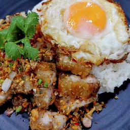 ข้าวหมูกรอบคั่วพริกเกลือ