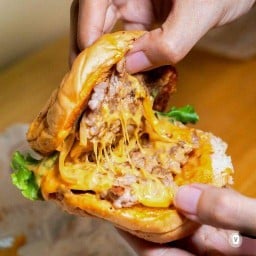 หมูทอดจับกัง นายเกมส์ กบินทร์บุรี