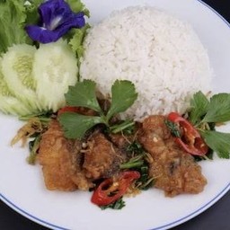 ปลาอินทรีย์ผัดขึ้นช่ายราดข้าว