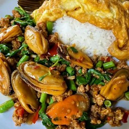 ข้าว หอย หมูสับ ผัดโหระพา แซ่บ