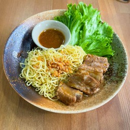 บะหมี่แห้งซี่โครงหมูอบ