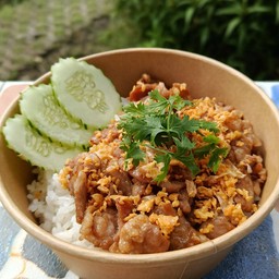 ข้าวหมูกระเทียม ห๊อมหอม