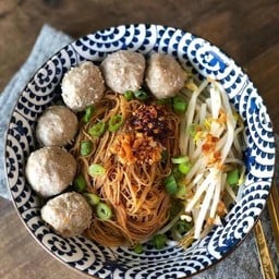 ก๋วยเตี๋ยวลูกชิ้นแชมป์ หน้าเซเว่นอำเภอไทรน้อย