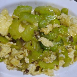 มะระผัดไข่