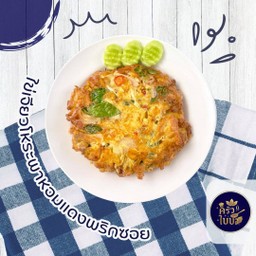 ข้าวราดไข่เจียว+โหระพา+หอมแดง+พริกซอย