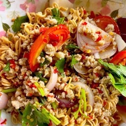 ยำมาม่าหมูยอ หมูสับ