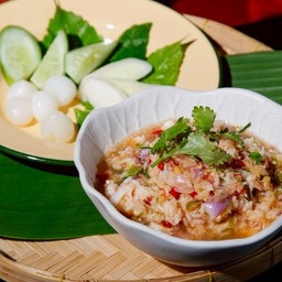 เสิร์ฟ พร้อม แตงกวา ขมิ้นขาว ใบยี่หร่า และ กระเทียมโทนดอง