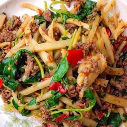 ข้าวกระเพราเนื้อหน่อไม้ดอง