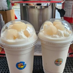 มะพร้าวนมสดปั่นโปะด้วยเนื้อลำไยเน้นๆ 16Oz.