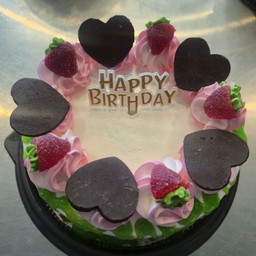 ตรงกลางสอดครีมหน้าสตอเบอรี่