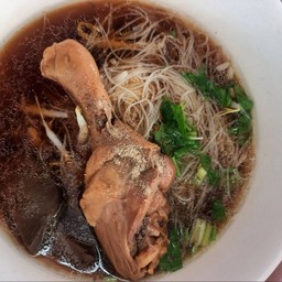 เส้นใหญ่เป็ดตุ๋น