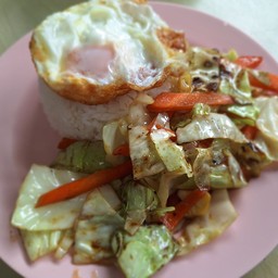 ผัดกะหล่ำปลีราดข้าว ฟรีไข่ดาว