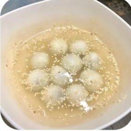 บัวลอยใส่งาดำถั่วแดง 红豆沙黑芝麻汤