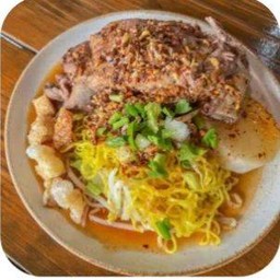 ก๋วยเตี๋ยวต้มยำขลุกขลิกซี่โครงหมูตุ๋น