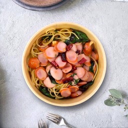 สปาเก็ตตี้พริกแห้งไส้กรอกไก่รมควัน หนังกรอบ (Spaghetti Sausage With Dried Chilli)