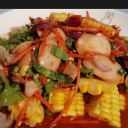 ยำข้าวโพดไส้กรอกไก่