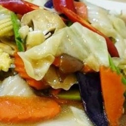 ผัดผักรวมมิตรใส่หมูกรอบ