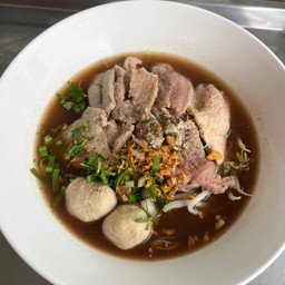 ก๋วยเตี๋ยวหมูน้ำตก หมูนุ่ม ตับนุ่ม ลูกชิ้น